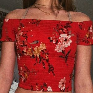 Red of the shoulders crop top